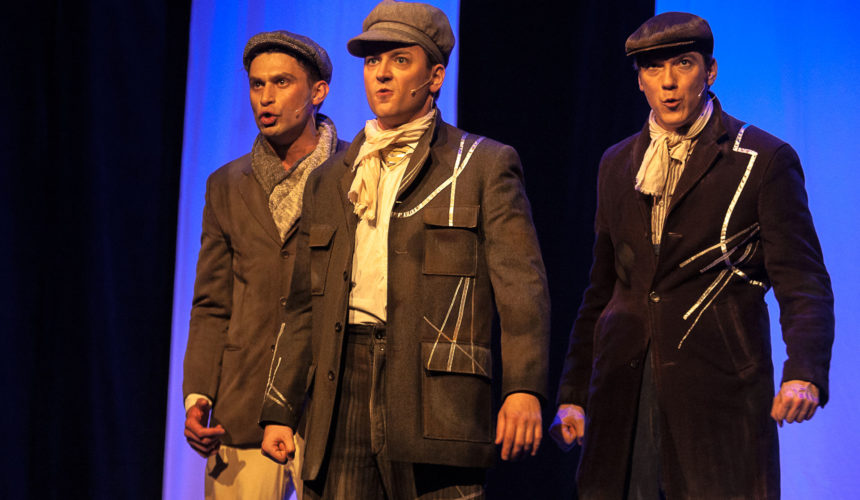 La troupe de "La Tour de 300 mètres – Le musical" au Théâtre des Mathurins